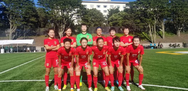 大师最后的绝唱 “铁三角”书写影坛佳话林岭东是香港类型电影中重要的代表人物，身兼导演、编剧和制片人等多重角色，其导演作品风格凌厉、直接，对社会现实具有深刻的关注和思考，在香港电影人中独树一帜